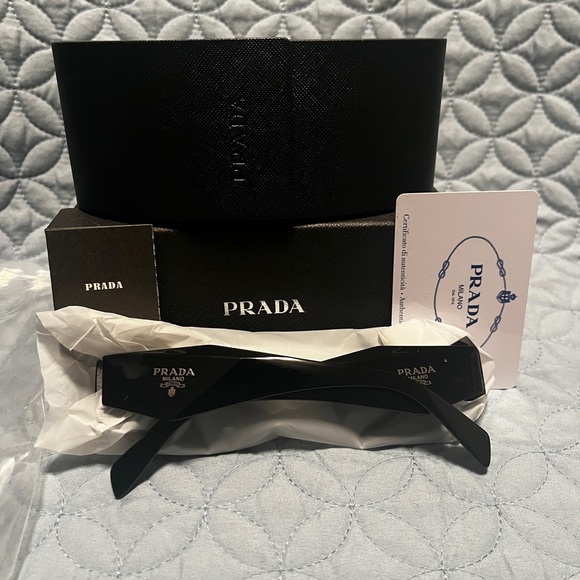 Prada Elegant Black Eyewear